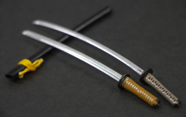 2本の日本刀と鞘のミニチュア