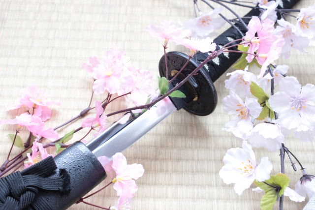 桜と日本刀が畳の上に置いてある